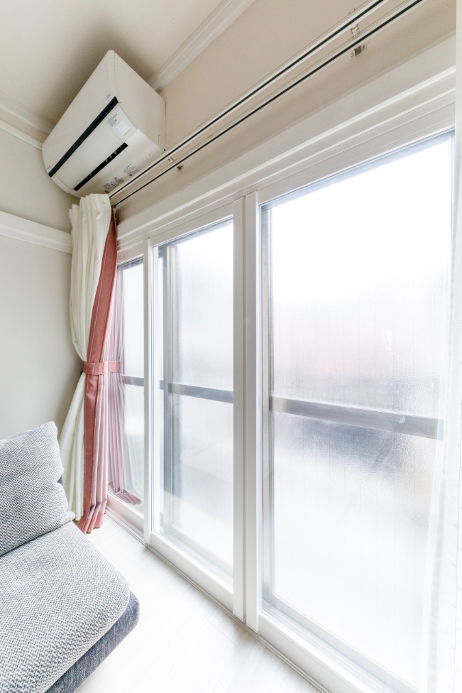 窓は、障子をなくしてペアガラス樹脂サッシの内窓を設置。防音性が高まり、冷暖房効率もUP。