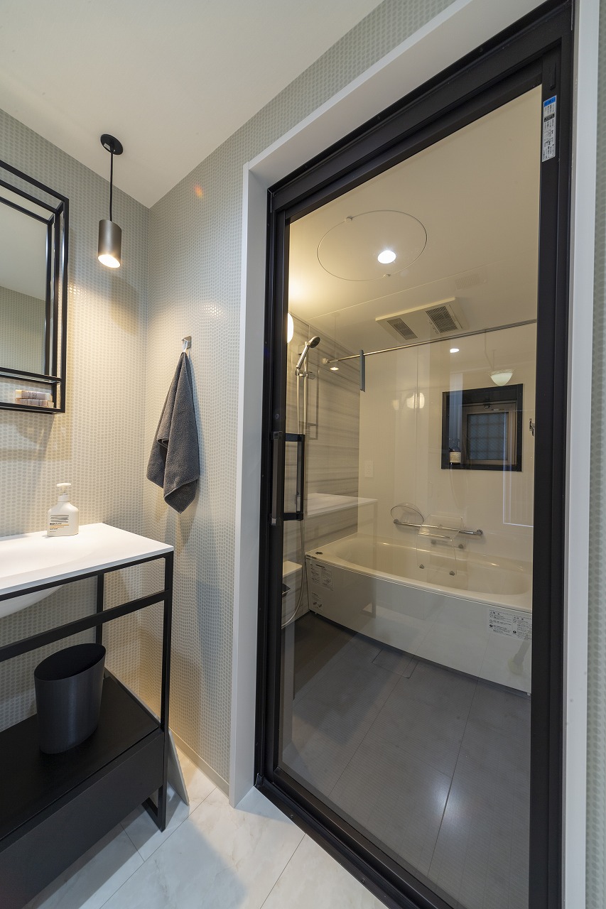 広島のマンションリフォーム事例 オーダーキッチンとブルーが映える家