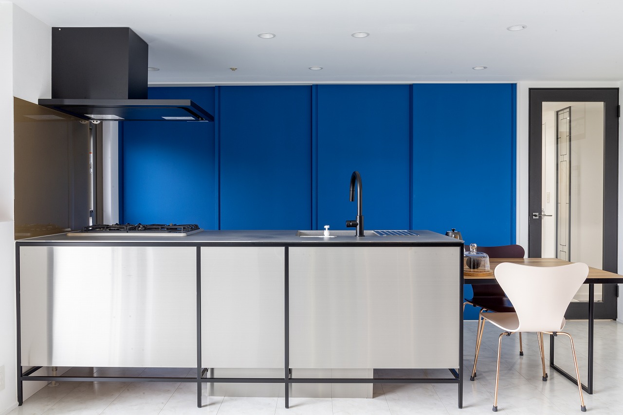 オーダーキッチンとブルーが映える家 画像