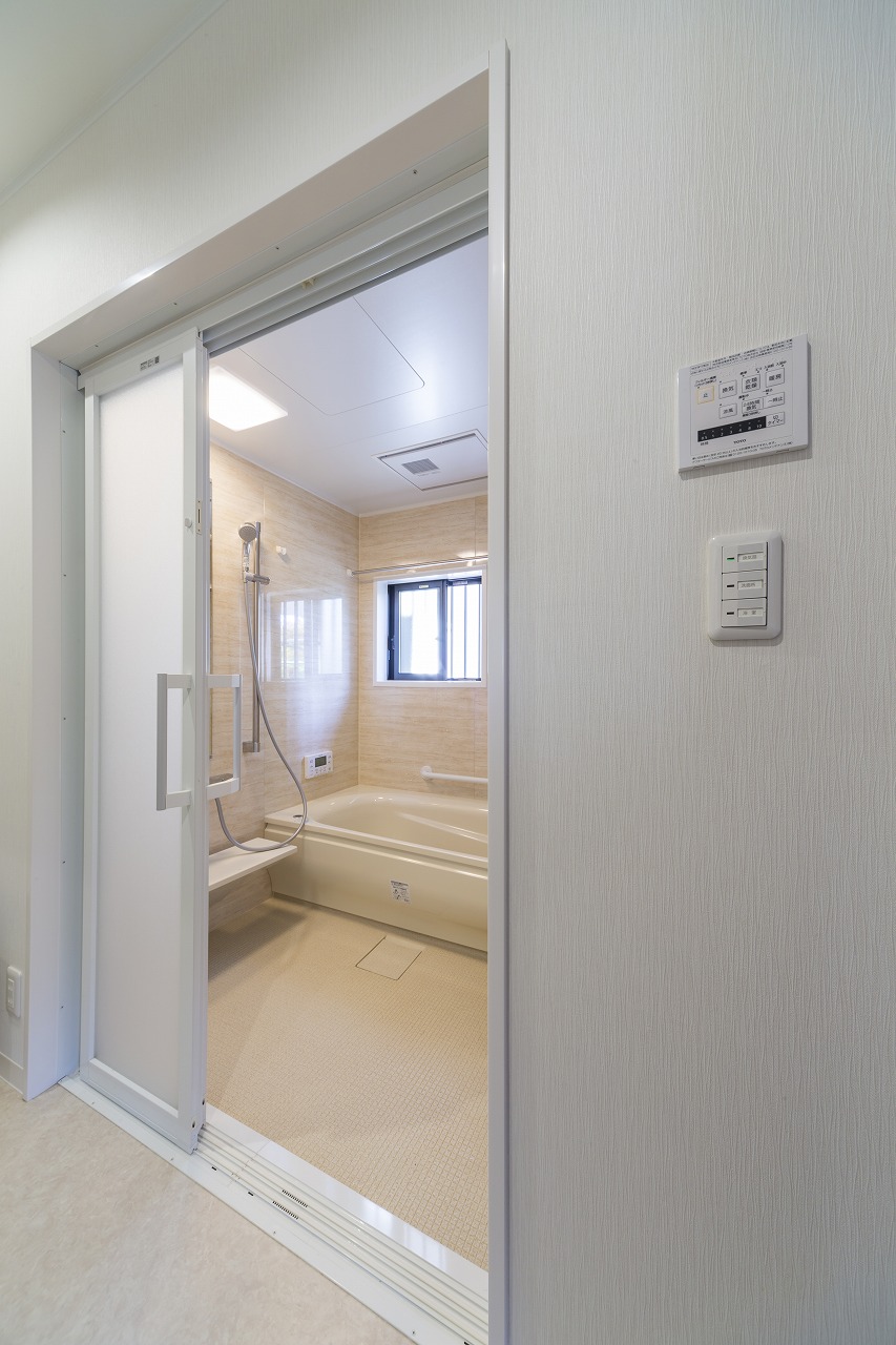 床下に防水パンを追加して、断熱性を向上させた浴室。出入口は３枚引き戸を設置。