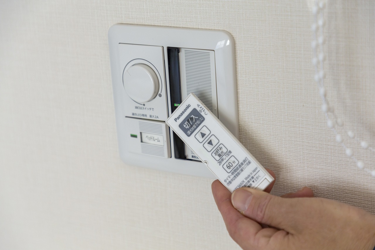 ベッドルームの照明は横になってから消せるように取り外してリモコンとして使える便利なスイッチ。
