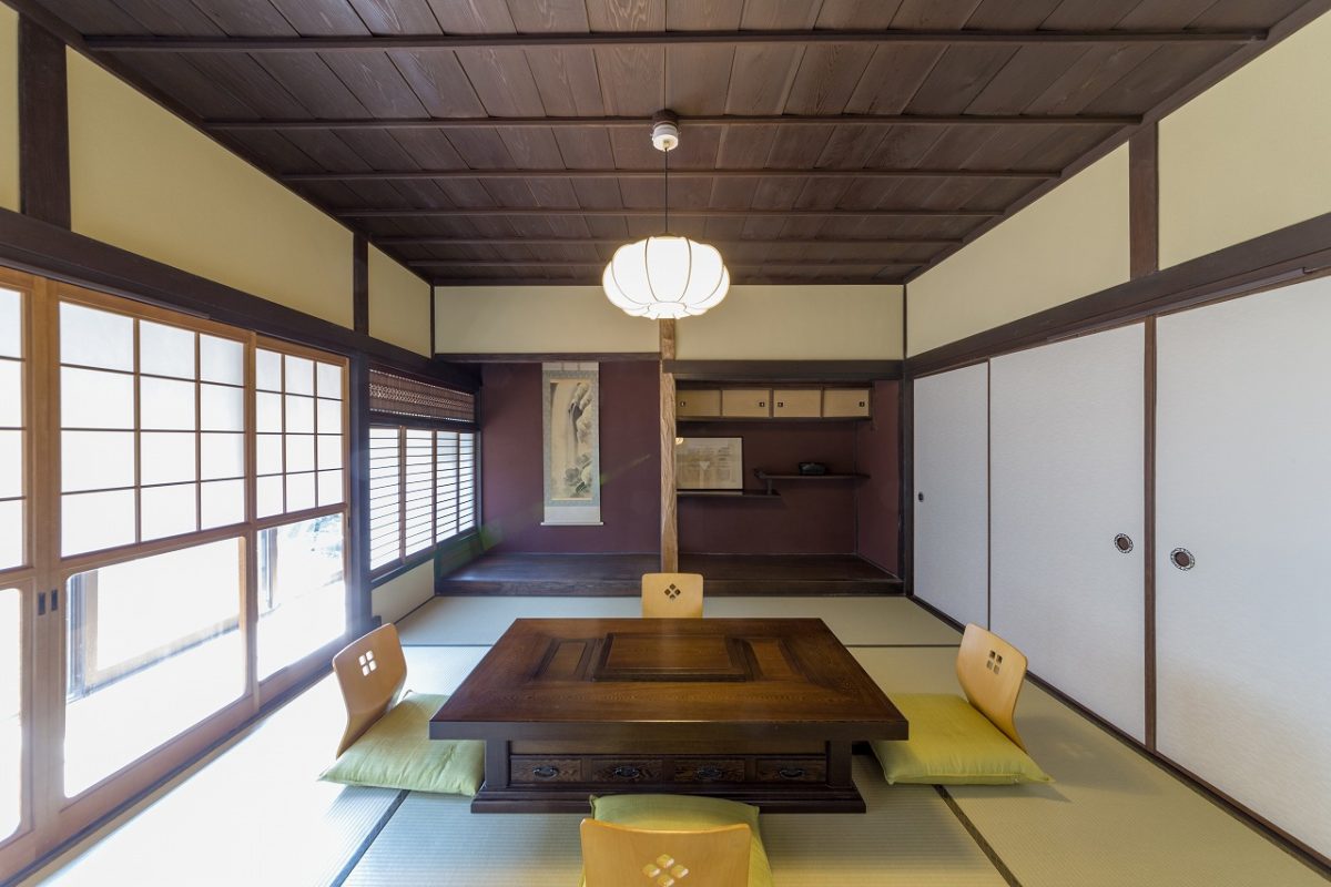 広縁に面した和室は塗り替えや張り替えを行っただけで当時のまま再生。