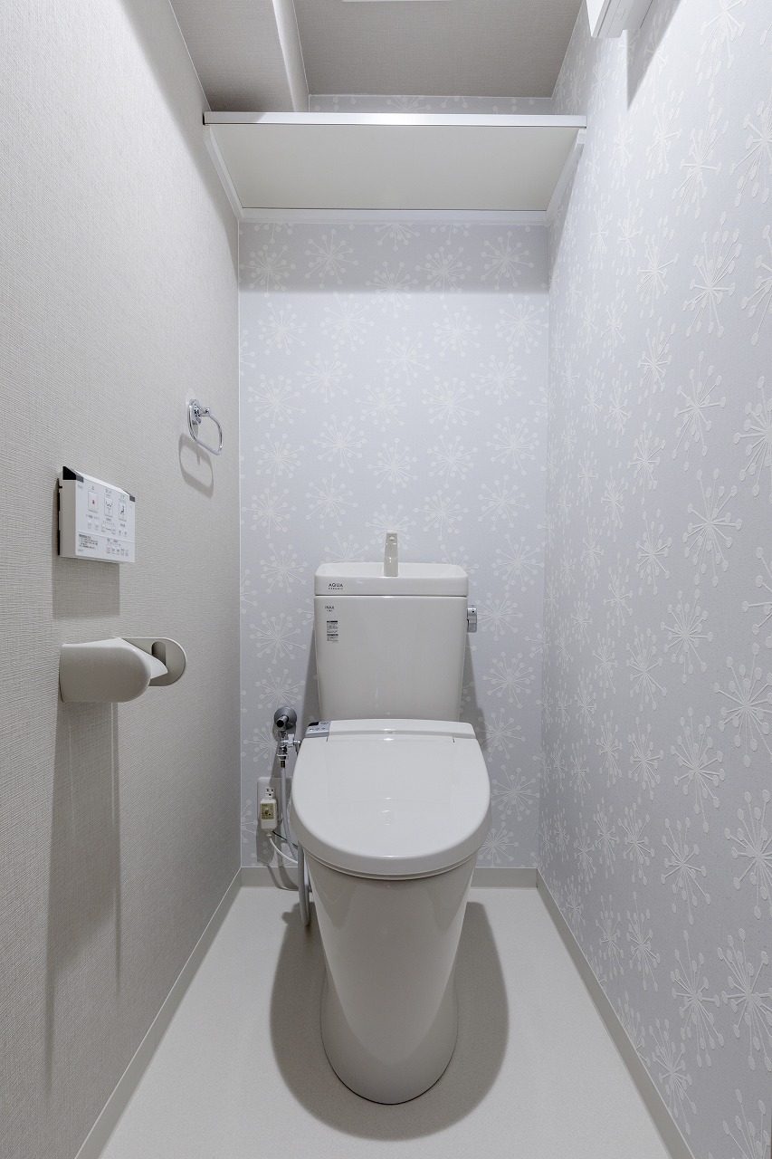 一新したトイレは、白系で統一。壁と床も貼り替えました。