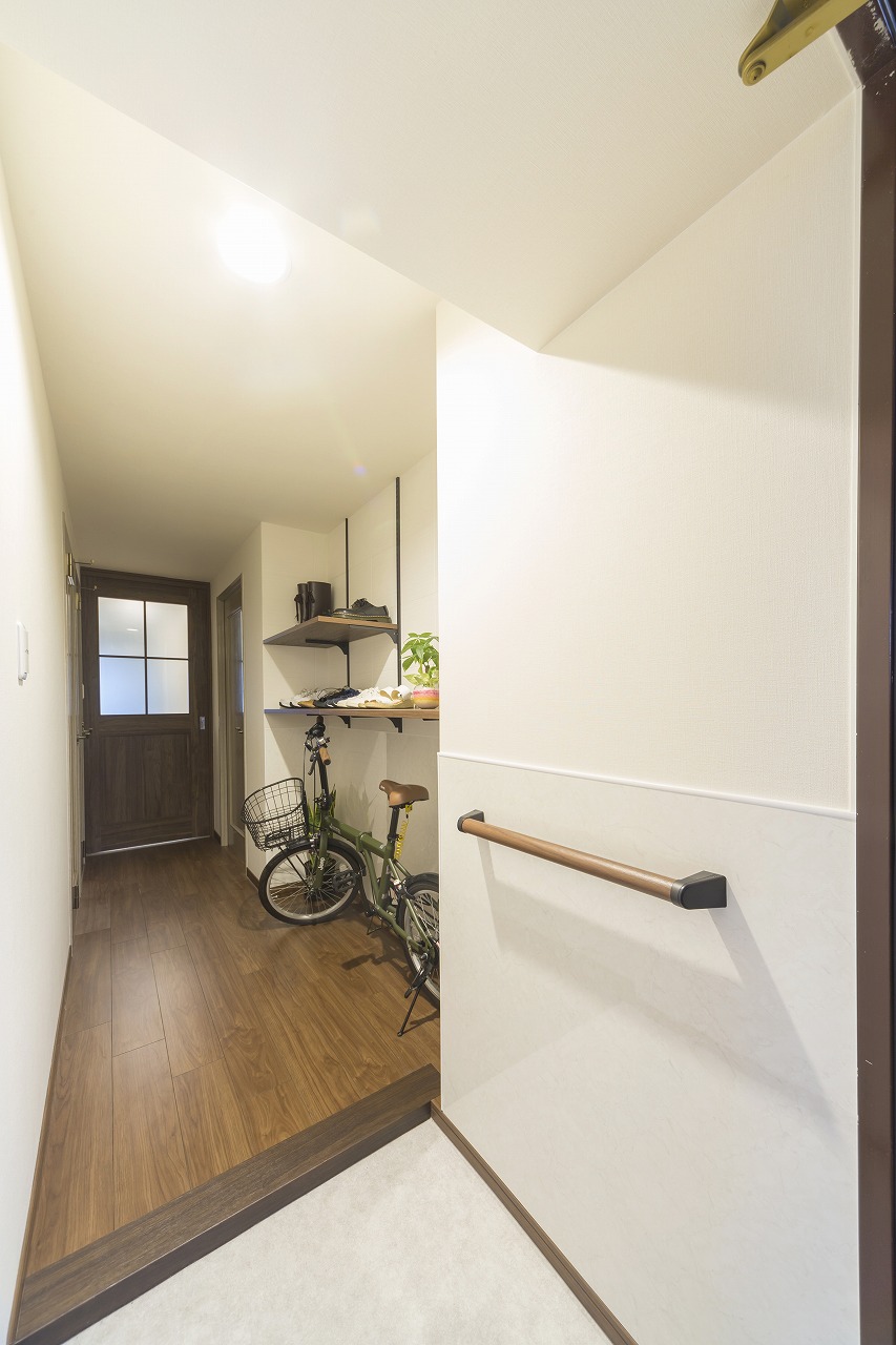 広島の玄関リフォーム事例 廿日市市 自転車も収納できる玄関ホール
