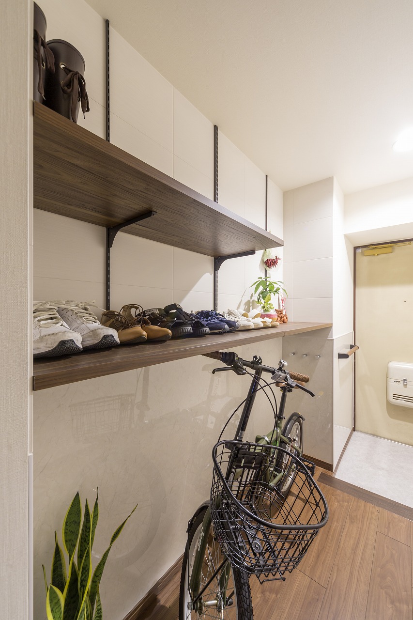 広島の玄関リフォーム事例 廿日市市 自転車も収納できる玄関ホール