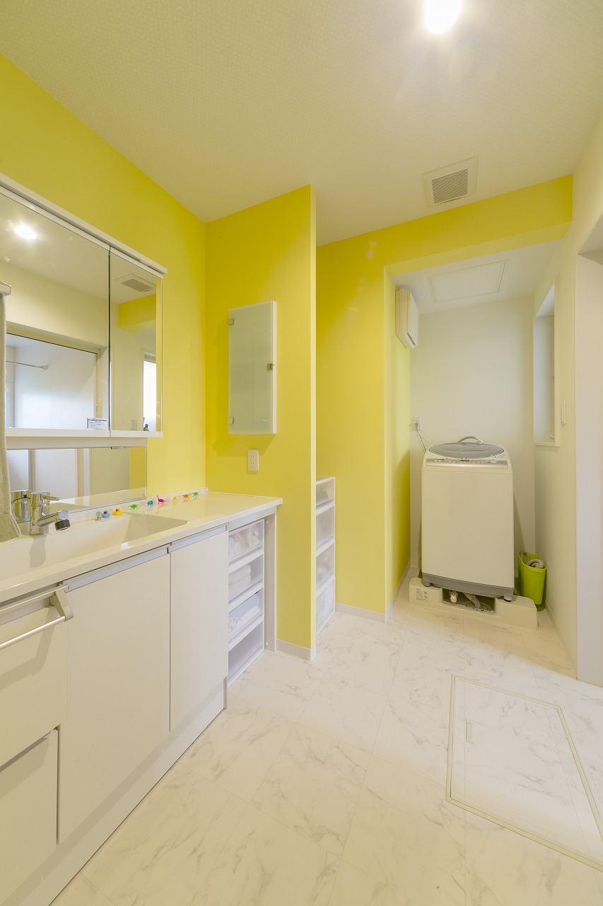 広島の洗面室リフォーム事例 安芸郡熊野町 黄色のクロスが主役の洗面所
