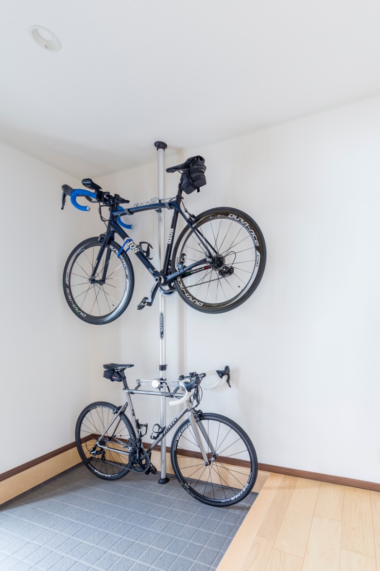 広島の玄関リフォーム事例｜東広島市ポールを設置して、趣味の自転車を玄関に収納