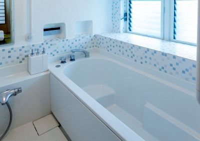 爽やかなタイルが印象的なバスルーム 画像