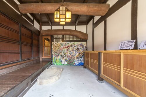 広島市|築100年　力強い丸太梁の玄関 画像