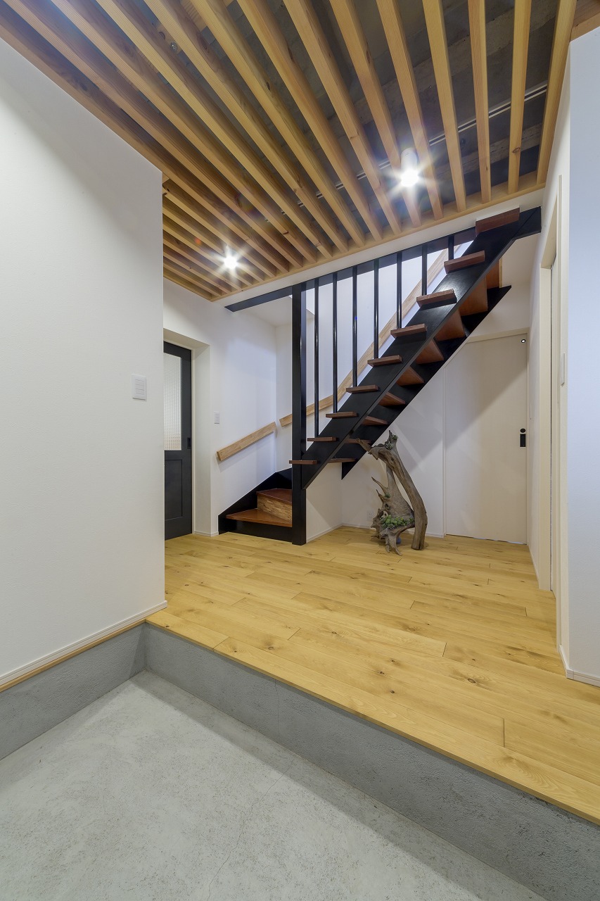 広島の玄関リフォーム事例｜広島市スタイリッシュな階段と天井のある玄関土間