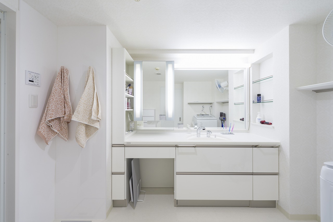 洗面室は、メイク、洗面、脱衣、洗濯、アイロンがけなどができる機能的でおしゃれな空間に。