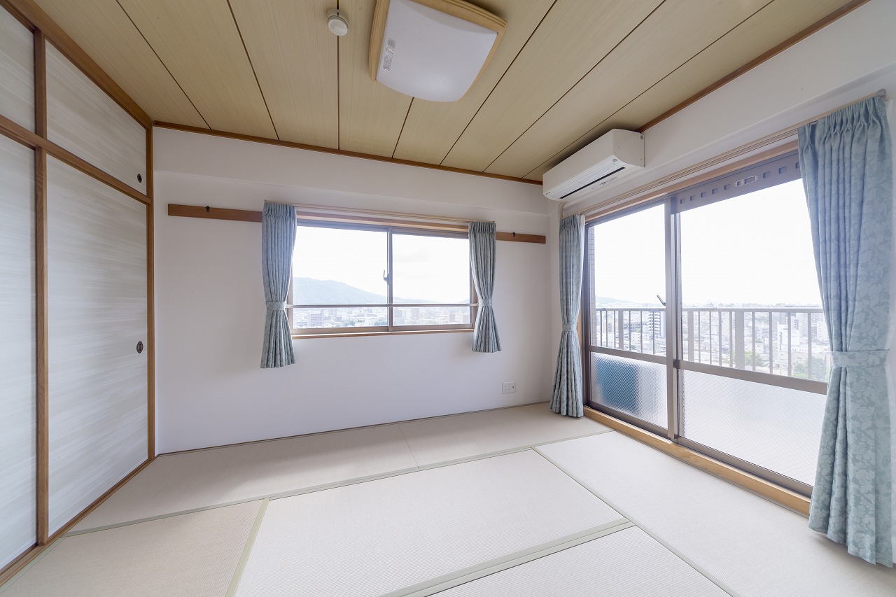 ご夫婦の寝室である和室は、畳、クロス、襖紙、窓枠、カーテンを変え、新築時のように美しく。