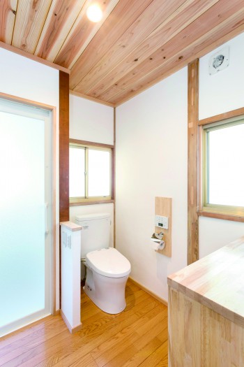 広島市|洗面室と一体化した仕切りのない広いトイレ 画像