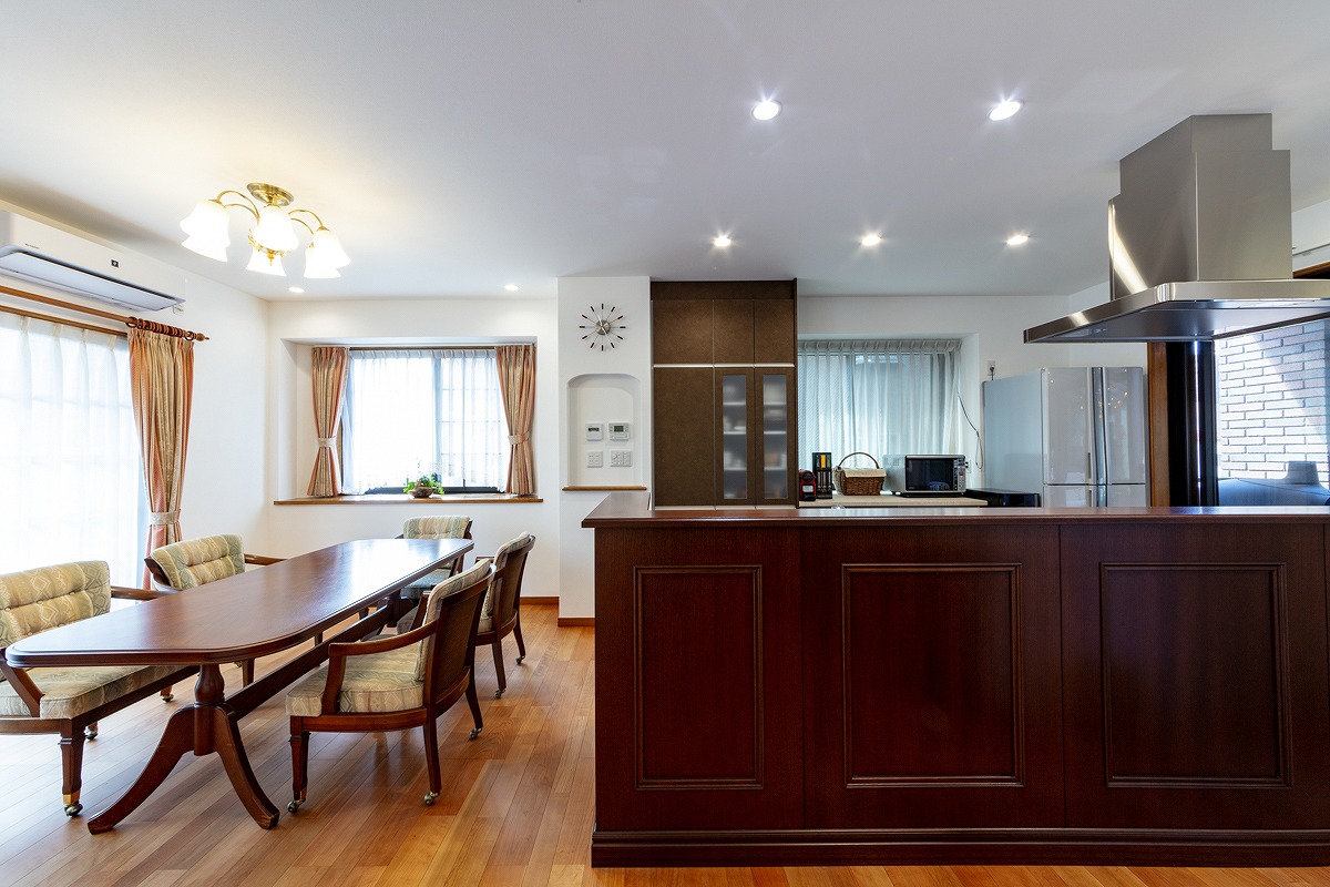 既存の家具と調和するように、雰囲気を寄せた家具調の腰壁でキッチンをカバー。