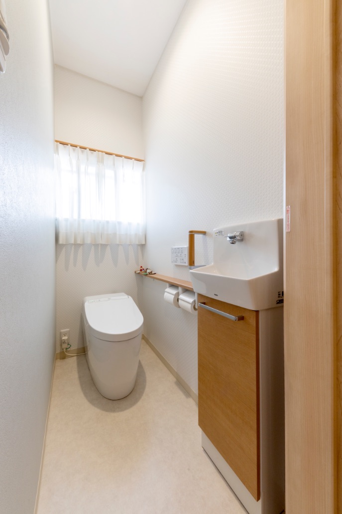 広島のトイレリフォーム事例｜広島市折れ戸で出入りが楽なトイレドア