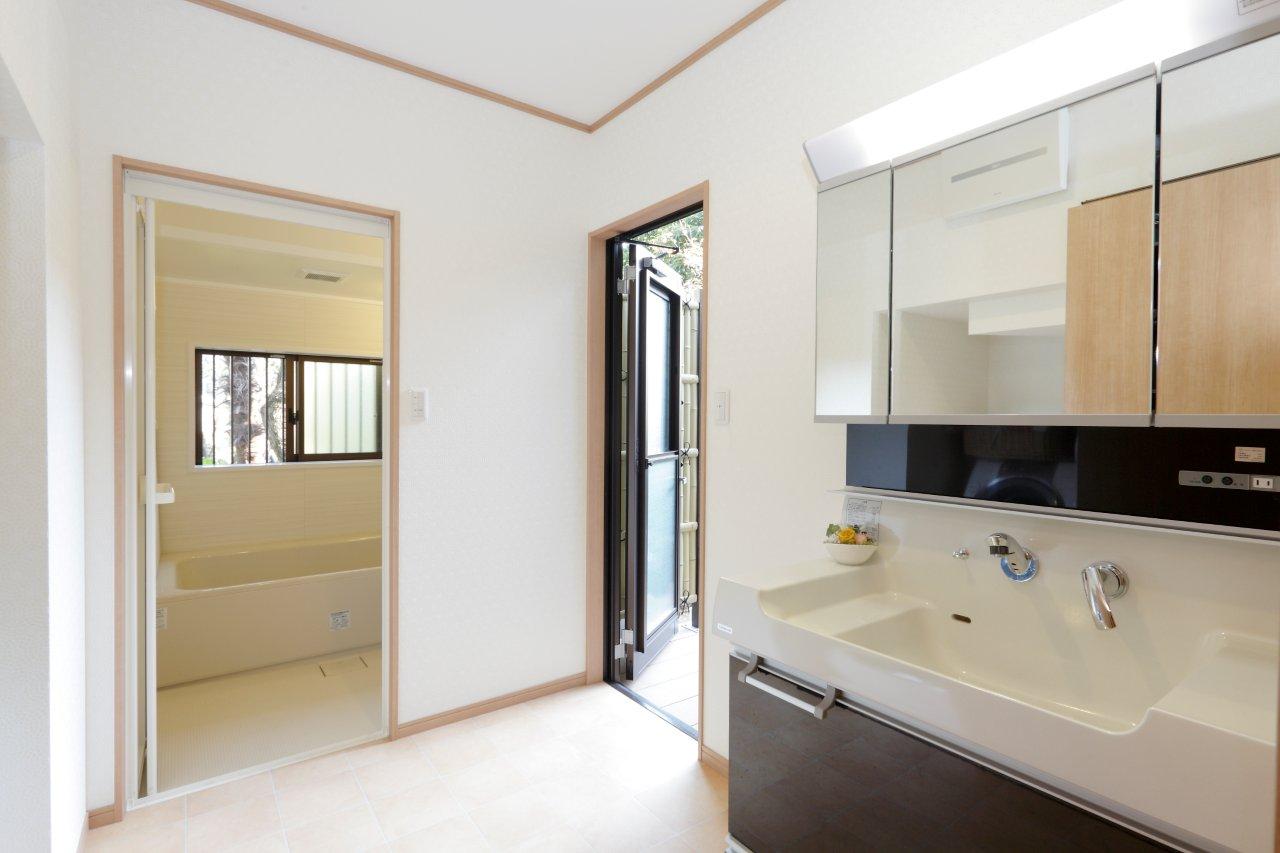 広島市|明るく開放的な洗面室 画像