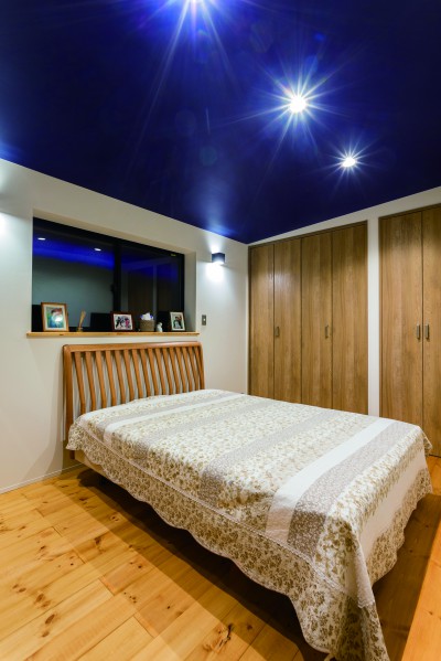 呉市❘寝室を紺色の天井でスタイリッシュに 画像