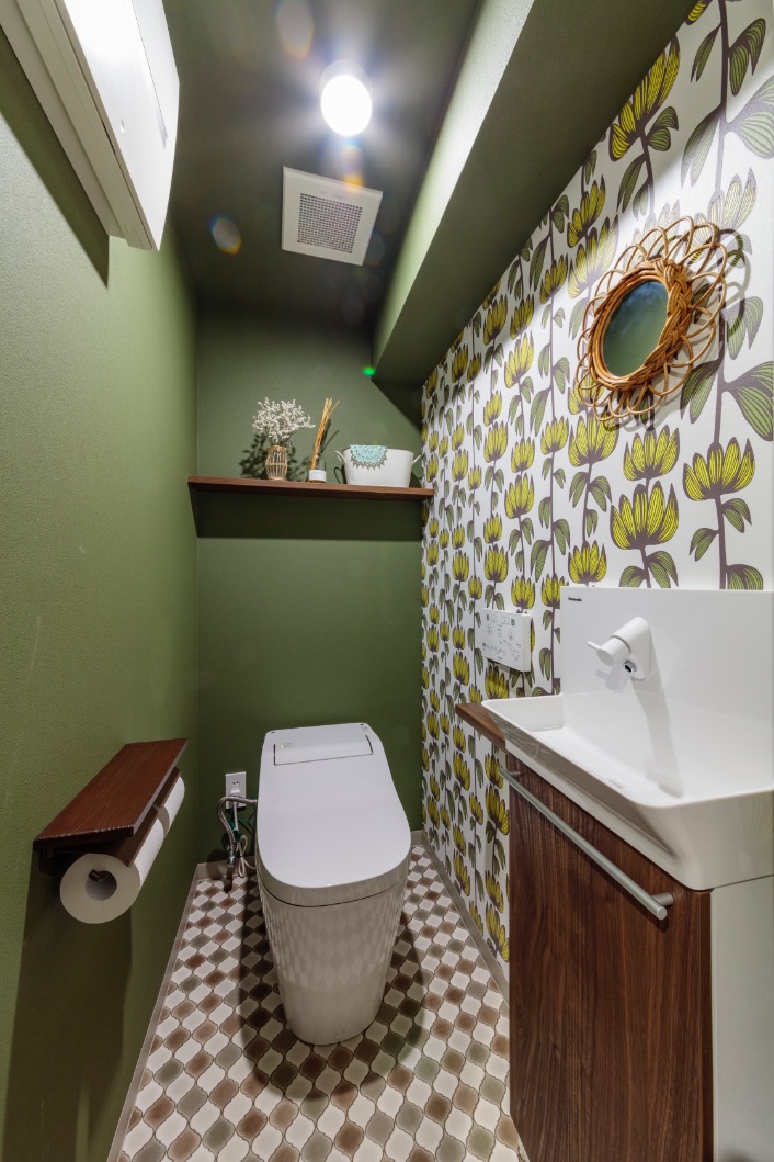 トイレには遊び心をプラス。壁や床に色柄の入ったクロスやクッションフロアを選択。