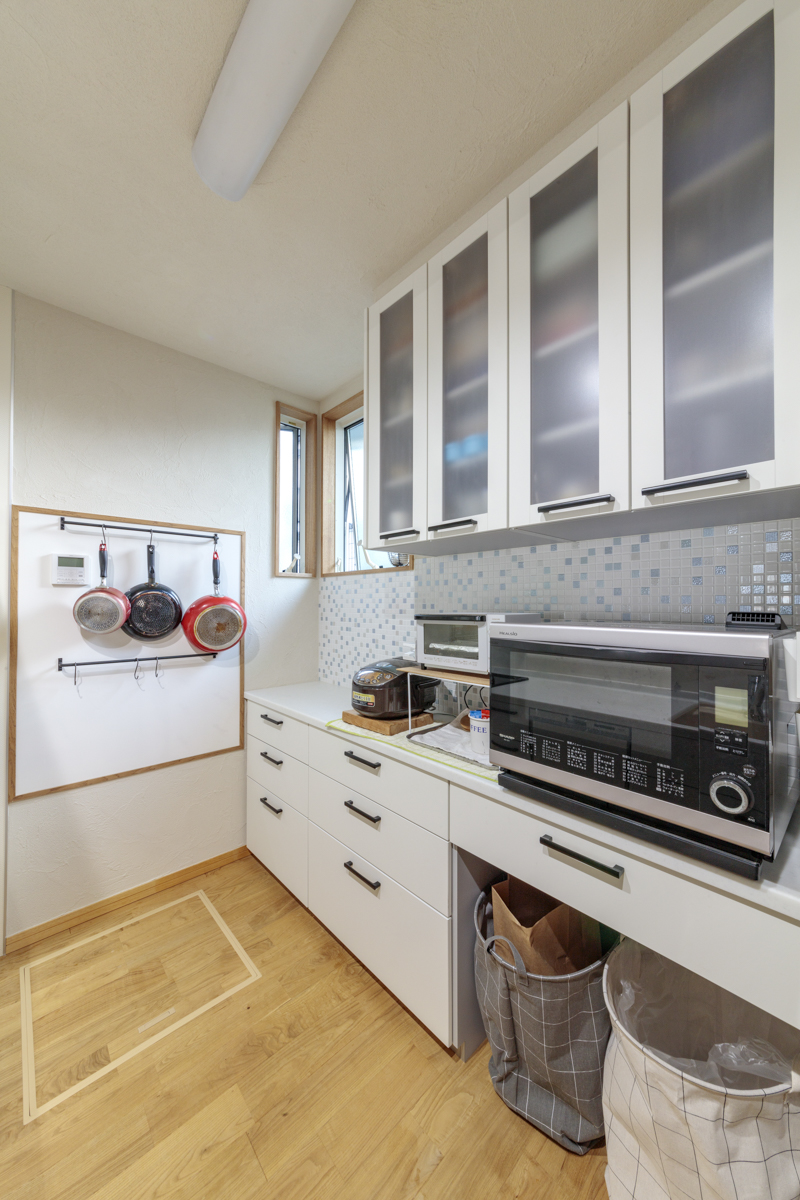 キッチン背面収納はカウンタータイプにし、より機能的に。