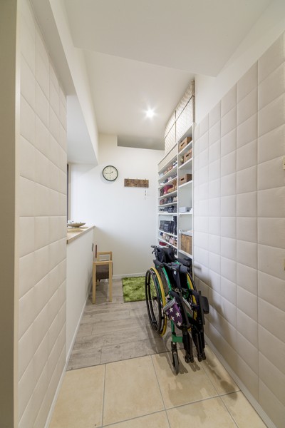 玄関横に広がる収納と 車椅子を置くスペース