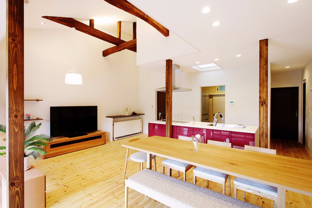 パイン材の床とオープンキッチンのLDK 画像