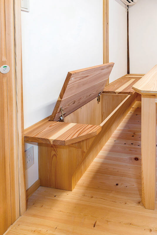 LDKの家具はすべて造作。ベンチは座面が開閉式で、収納スペースとして活用できます。