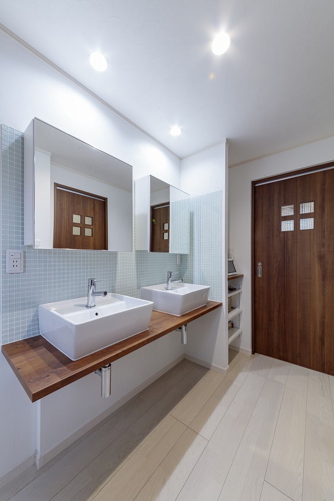 階段の近くに設置したオープンな洗面室は、帰宅後の手洗いにも便利