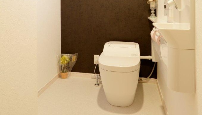 広島市|壁紙によって落ち着いた雰囲気が演出されたトイレ 画像