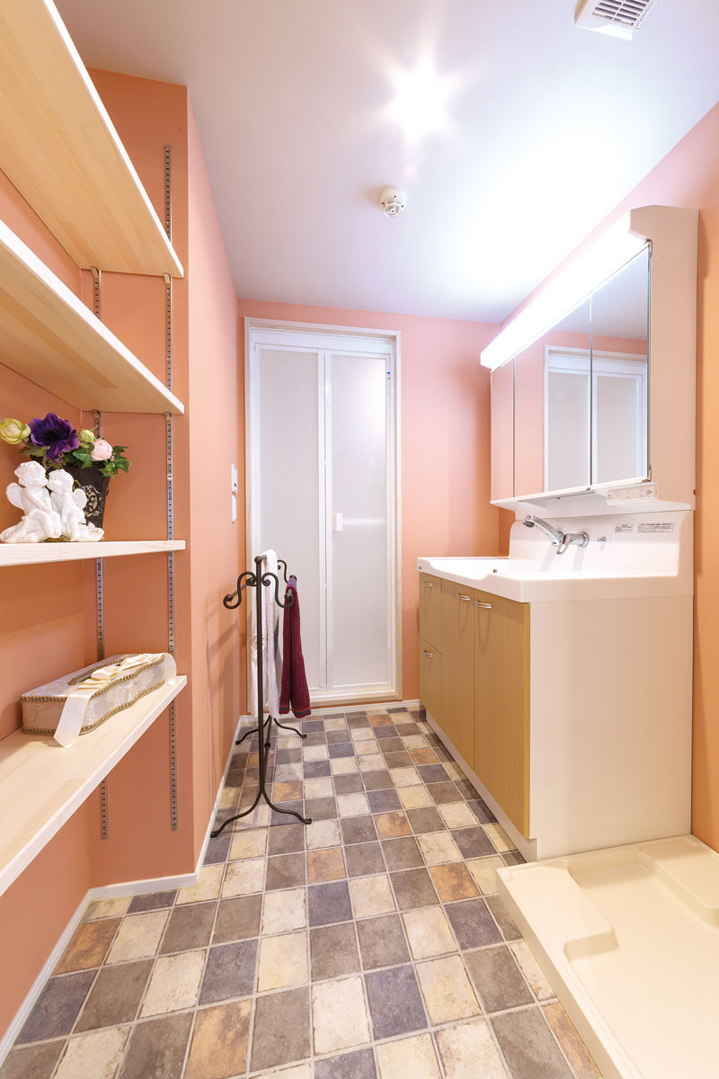 広島の洗面室リフォーム事例 呉市 サーモンピンクに包まれたフェミニンな洗面室