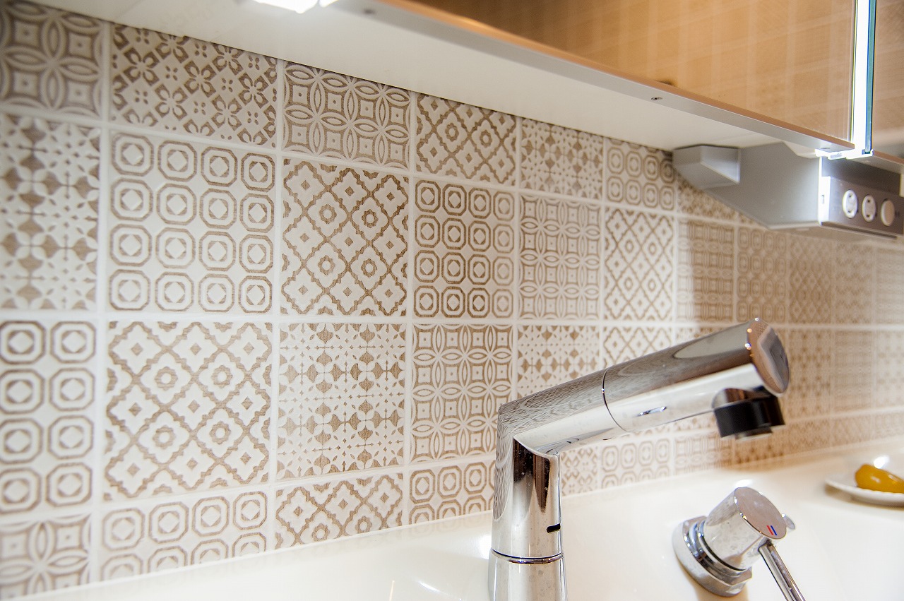 広島の洗面室リフォーム事例 広島市 職人技のタイルが活きる ホテルのような洗面所