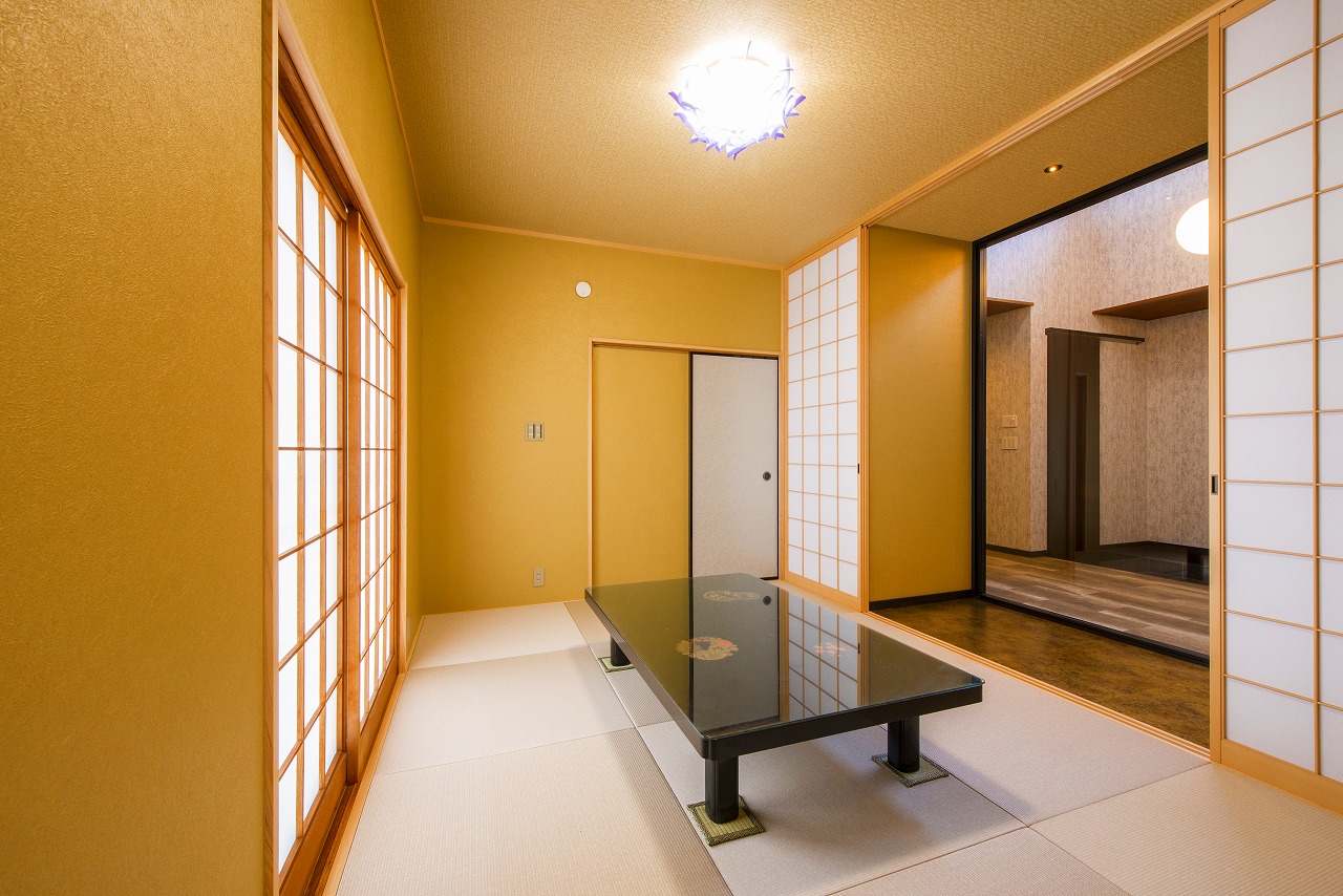 玄関から見通せる和室は金を基調としており、フロアタイルの床の間が存在感を放ちます