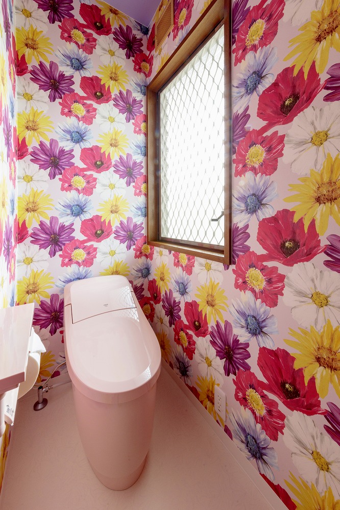 全面をカラフルな花柄クロスにした2階のトイレ