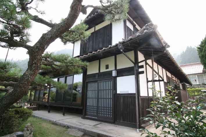 山県郡|昔の雰囲気残し再生された古民家外観