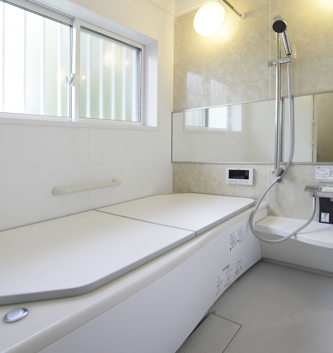 呉市|狭いタイル貼りの浴室が開放的な空間に 画像