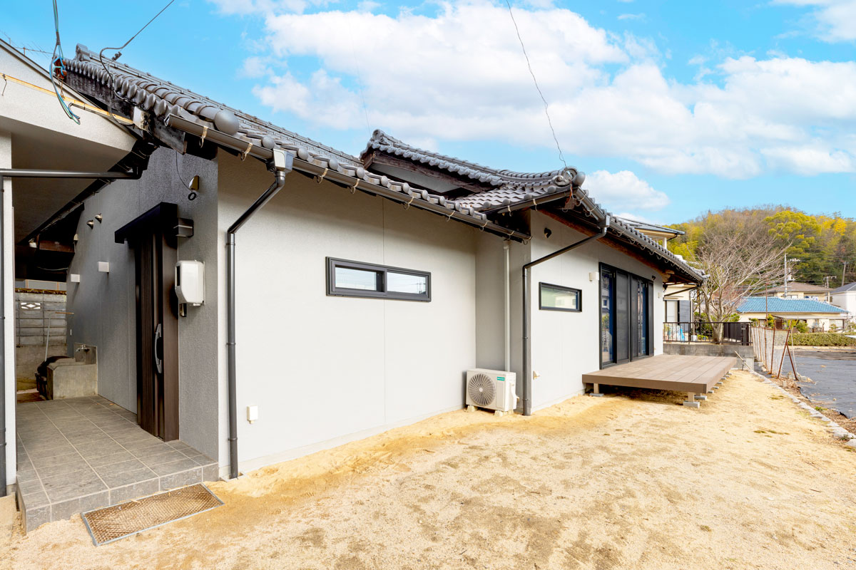 玄関は離れと行き来しやすい位置に変更。