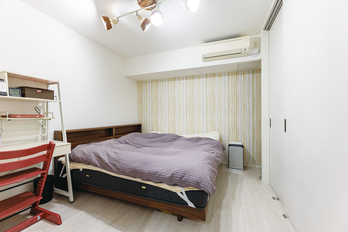 湿気とカビに悩まされていたクローゼットを無くして、アクセントクロスを貼りました