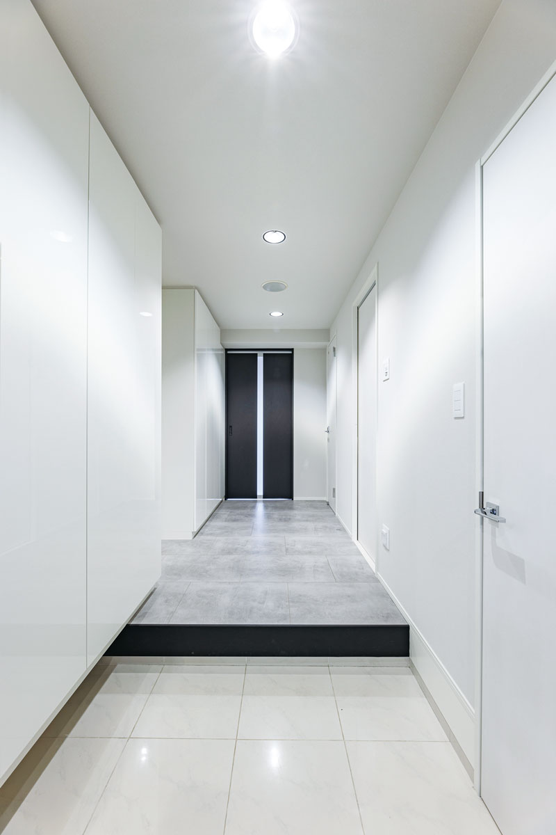 壁と天井のクロス、建具と収納扉を白で統一して明るく