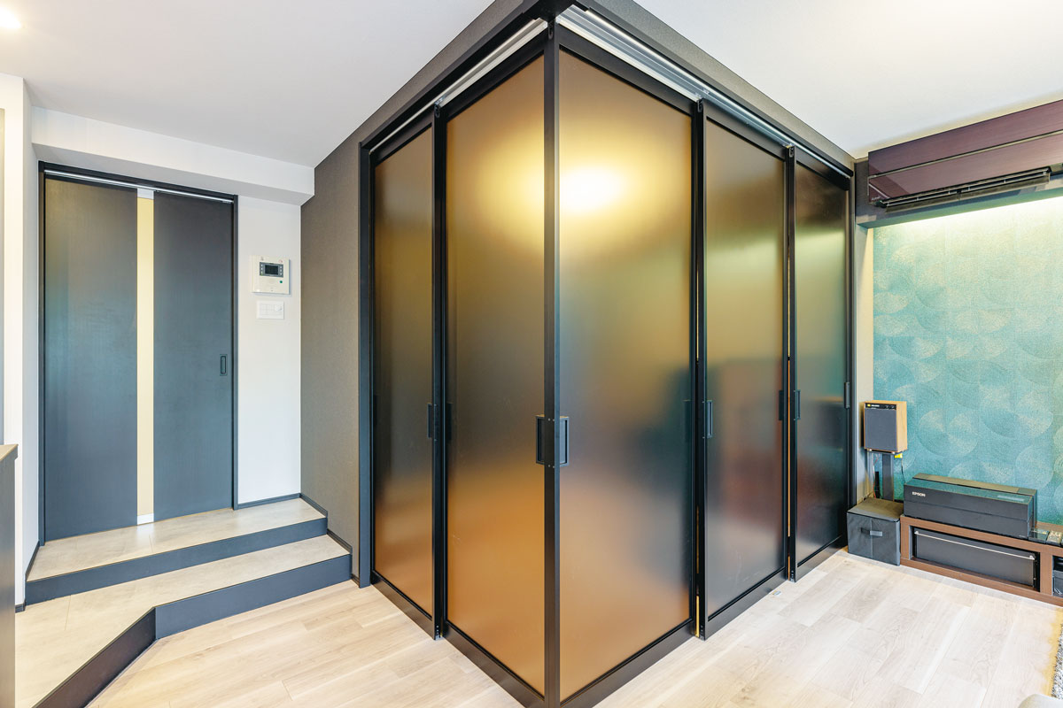 閉めてもLDKに圧迫感を与えない透過性のある扉