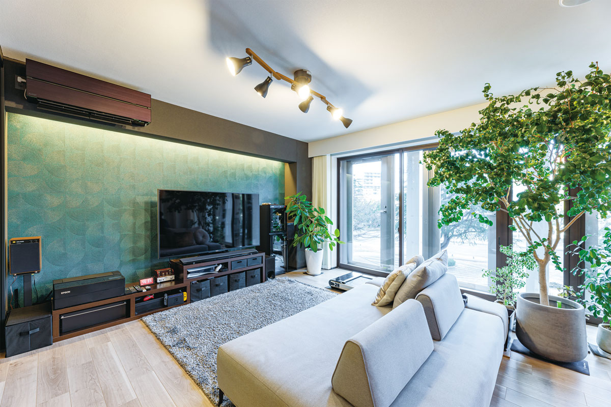 テレビを置くリビング側の壁は、間接照明を設置