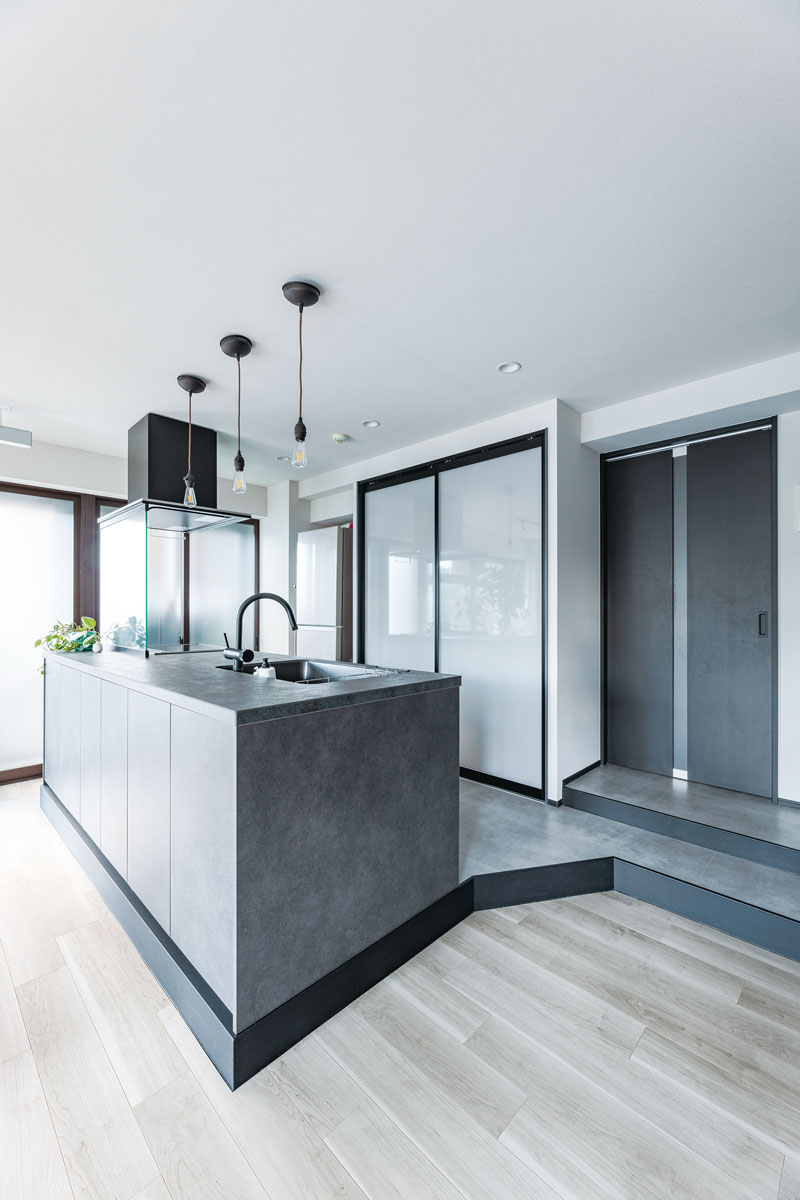 LDからの視線が通る背面収納は、すりガラスの扉ですっきりと