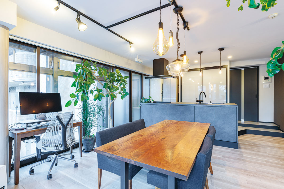 ライティングレールは、テーブルの向きを変えても対応できるようにH型に