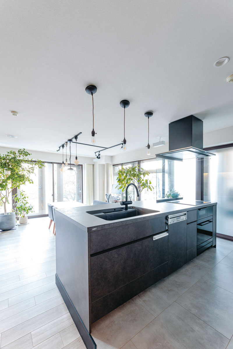 両サイドから出入りできるオープンなアイランドキッチン