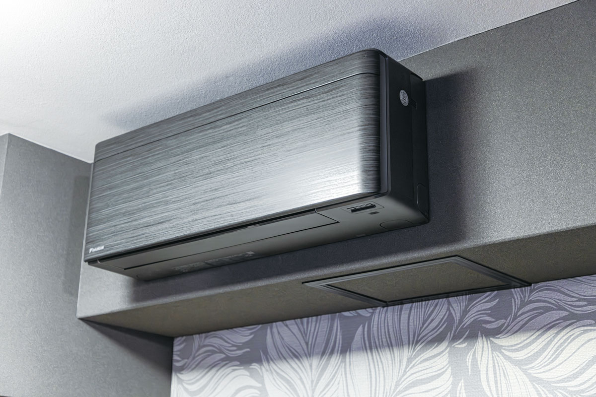 黒い梁に設置したエアコンも、インテリアに溶け込む黒いデザイン