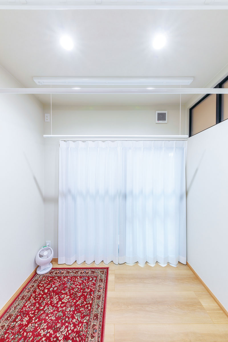 室内干しができるランドリールームを、キッチンの近くに配置