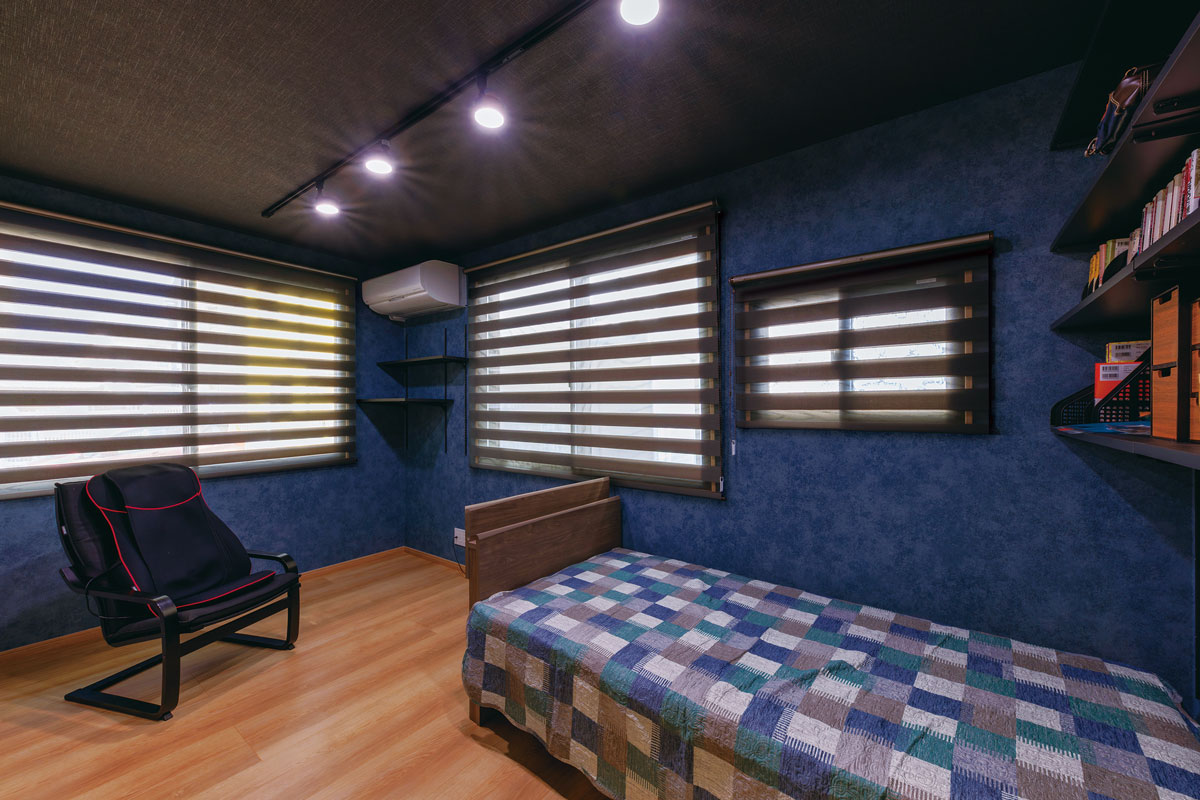 シックなクロスとブラウンの調光ロールスクリーンで落ち着いた空間に