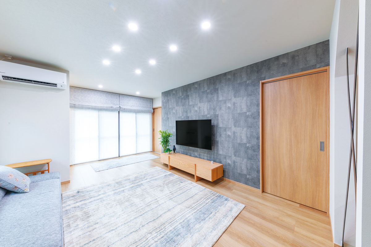 壁はコンクリート調のクロスで、空間にアクセントを