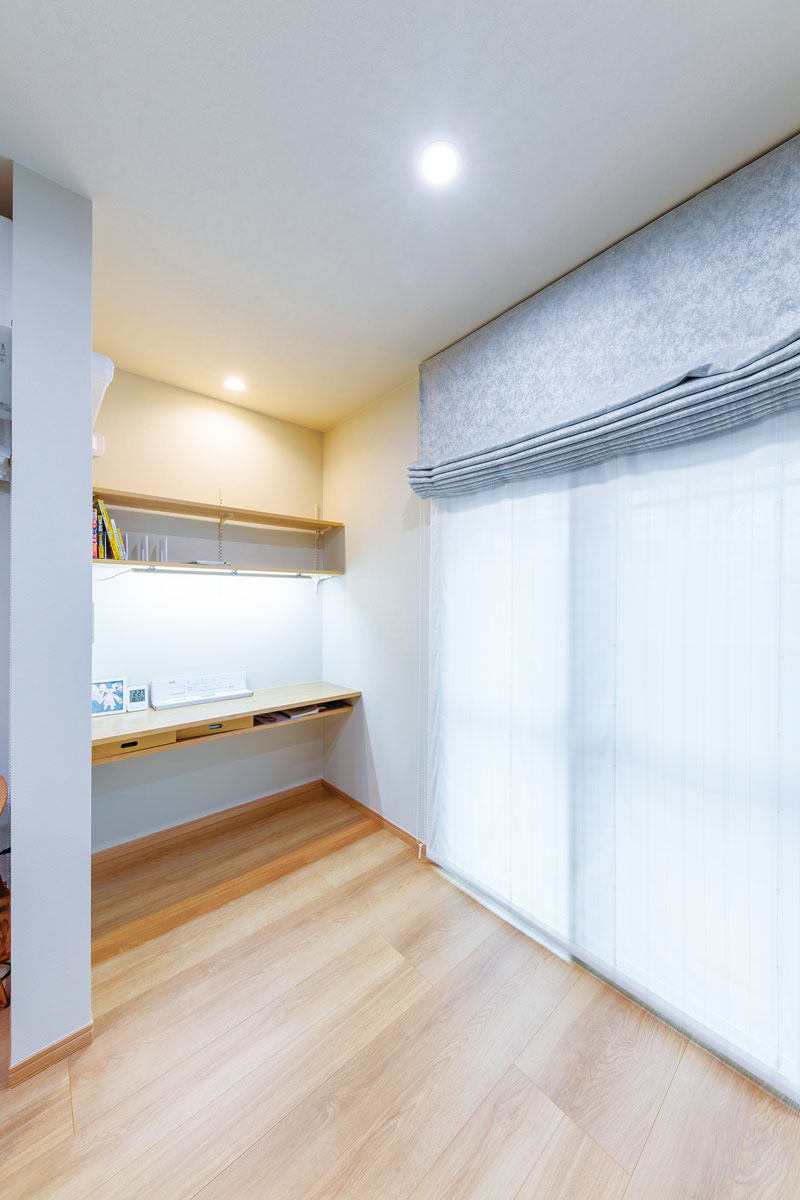 カウンターデスク下には雑誌やタブレットなどが入る棚を設置