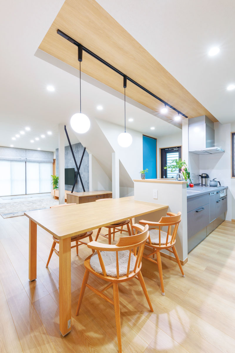 明るい木目と薄いグレーで統一