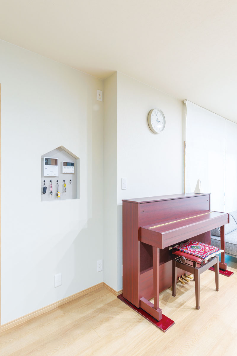 マグネットクロスで鍵も掛けられるリモコンニッチを設置