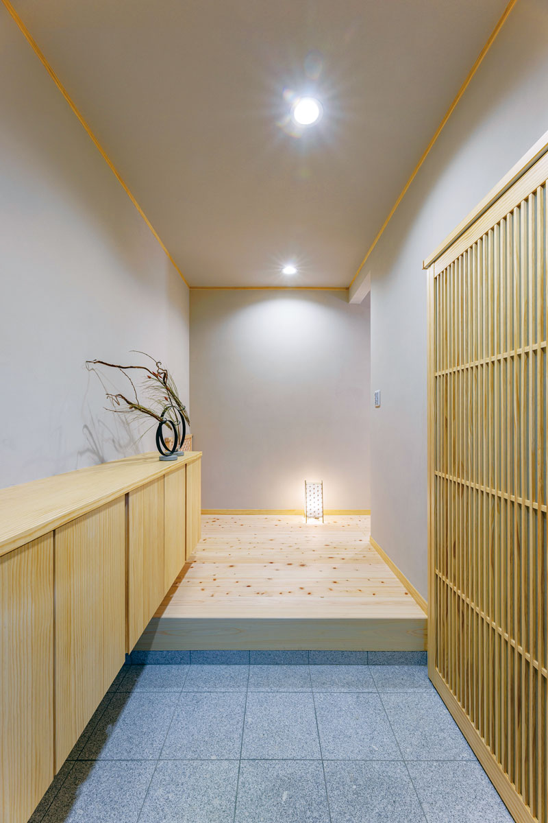 増築でゆとりを生んだ玄関を、御影石で格調高い和の趣に